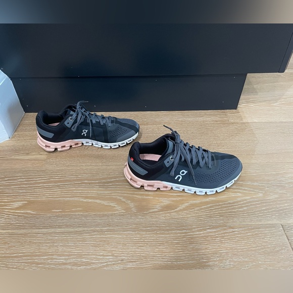 On Running Shoes - On Cloud flow women’s size 5
